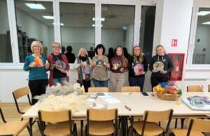 FOTO | Kreativni blagdanski ugođaj: Izrada božićnih ukrasa od vune u Loparu