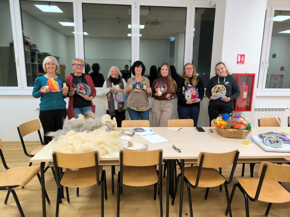 FOTO | Kreativni blagdanski ugođaj: Izrada božićnih ukrasa od vune u Loparu