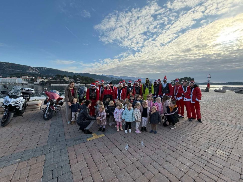 Moto mrazovi razveselili mališane Dječjeg vrtića “Pahuljica” povorkom