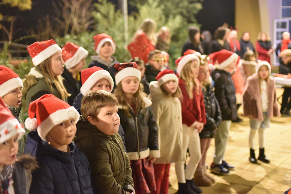 FOTO | Žive jaslice i bogati božićni program okupili brojne mještane u Loparu