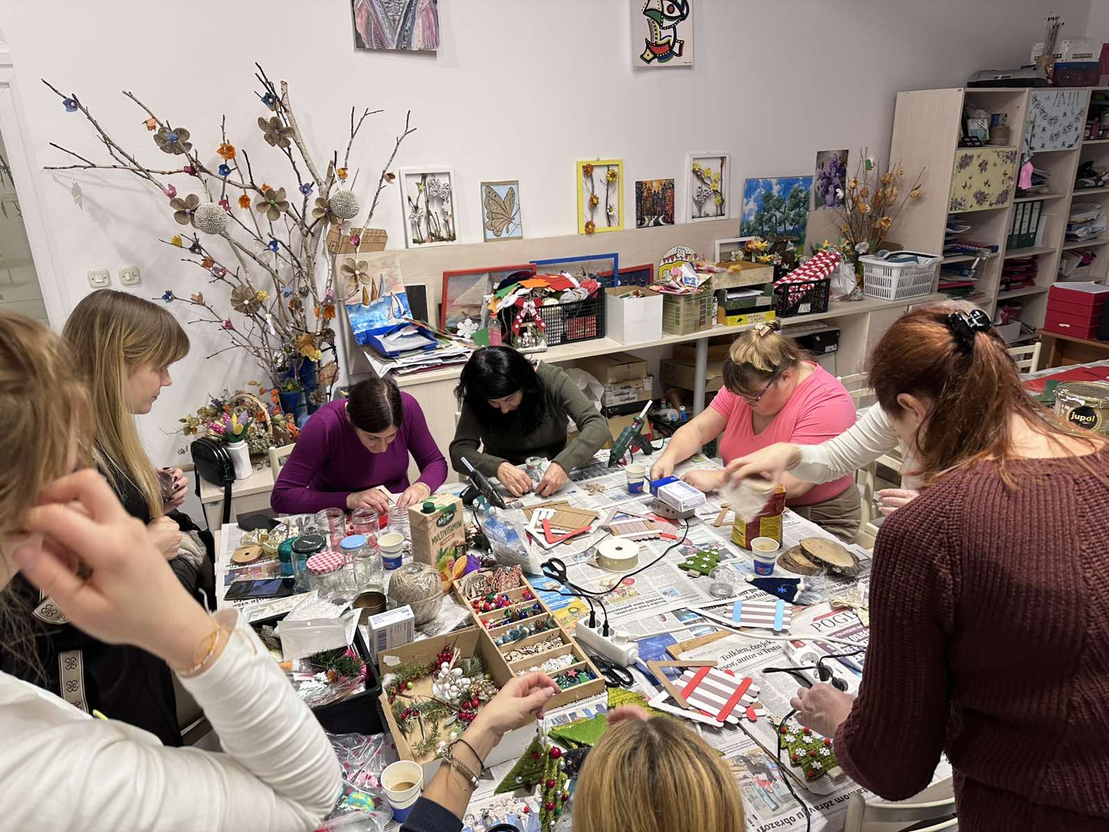 Blagdanske aktivnosti u Insuli počele izradom božićnih ukrasa za sajam Udruge Pinokio