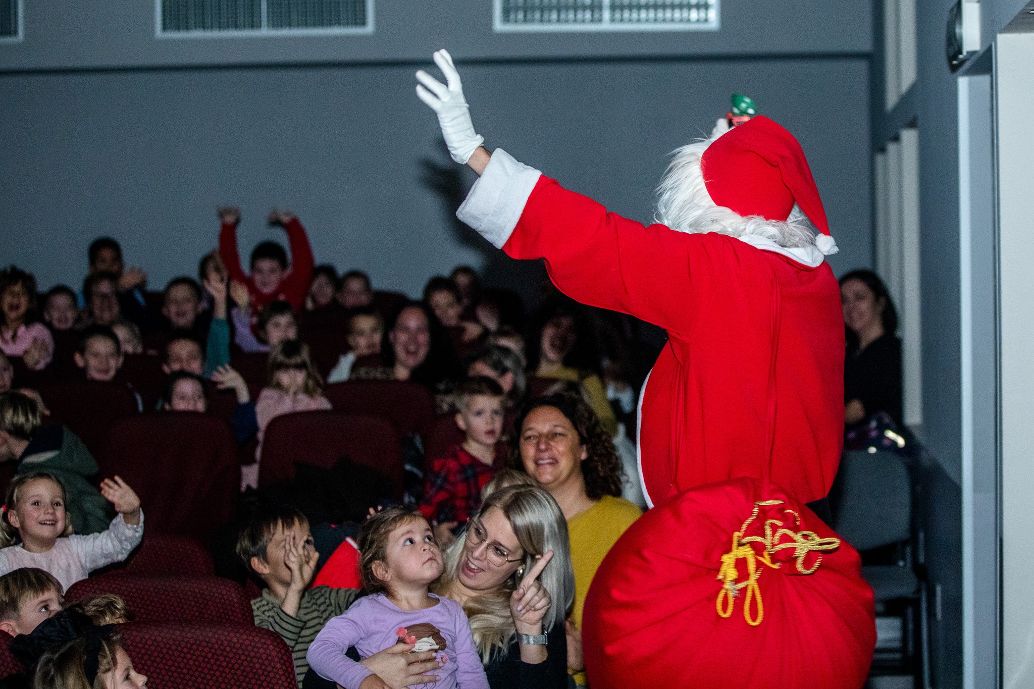 FOTO | Pogledajte kako je bilo na predstavi za djecu “Čarobni božićni sat”