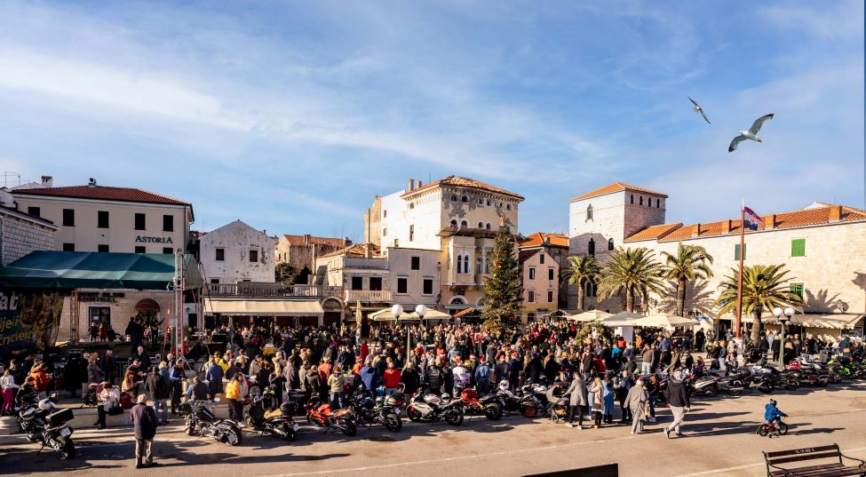 Pogledajte što sve donosi tradicionalni program za Badnjak