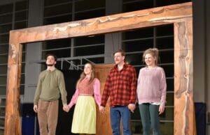 Kazališna predstava o predrasudama i dobroti male sredine oduševila publiku u Loparu