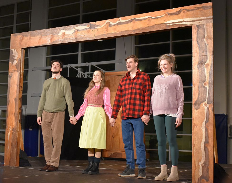 Kazališna predstava o predrasudama i dobroti male sredine oduševila publiku u Loparu