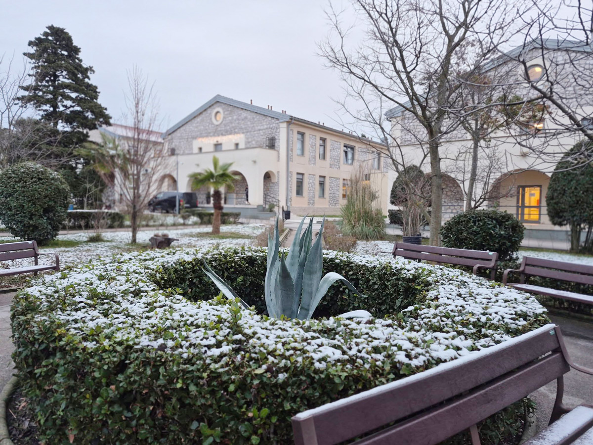 Krpice prvog ovogodišnjeg snijega ukrasile bolnički krug Insule