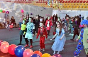 FOTO | Dječja maškarana čarolija ispunila sportsku dvoranu u Loparu