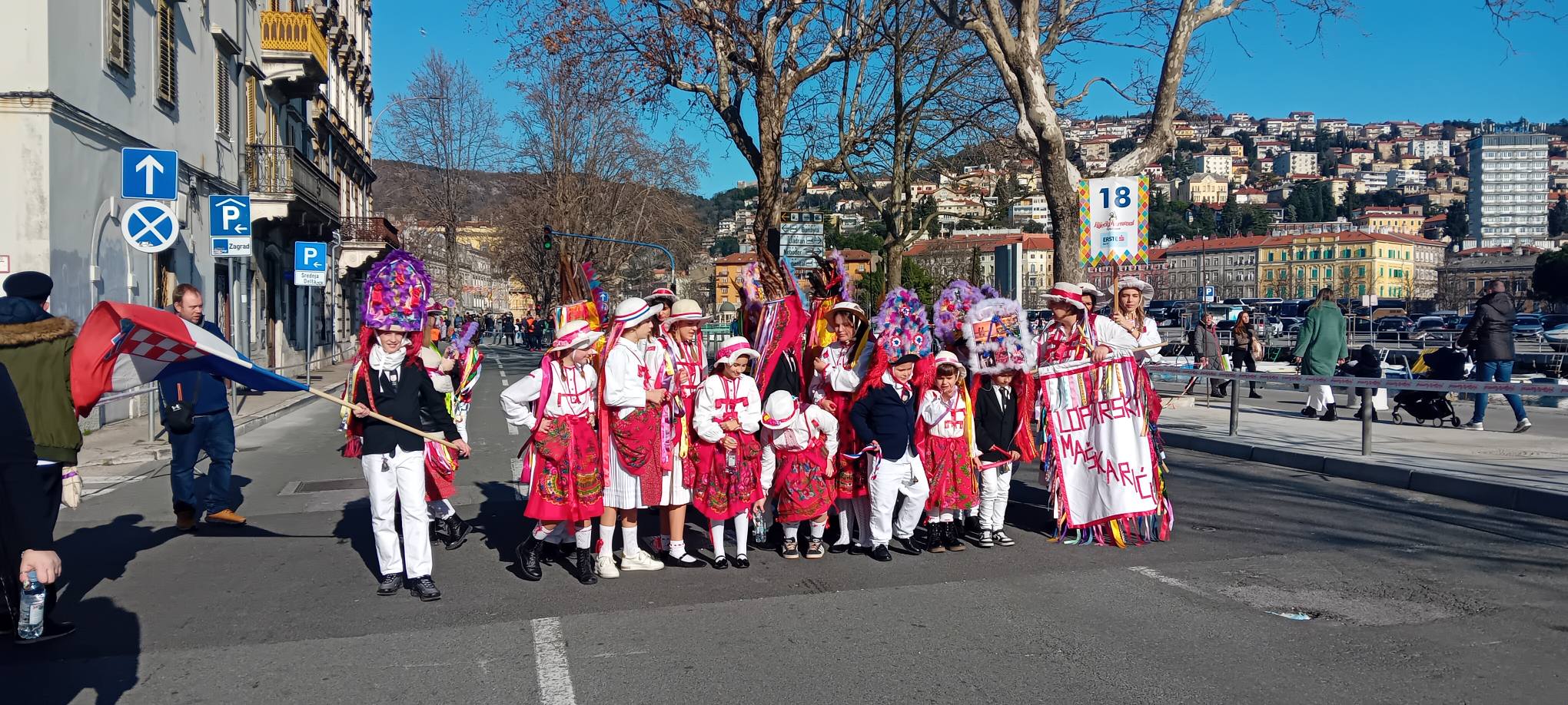 Mali loparski maškari na dječjoj karnevalskoj povorci u Rijeci
