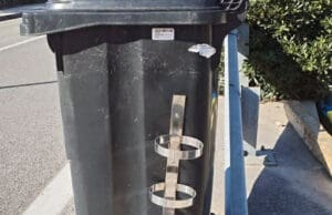 Djelatnici Dundova počeli s montažom inox nosača za boce s otpadnim jestivim uljem