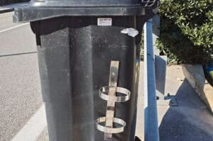 Djelatnici Dundova počeli s montažom inox nosača za boce s otpadnim jestivim uljem