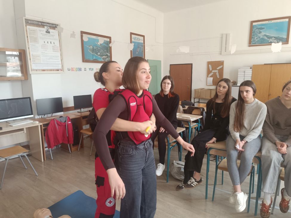 Vrijedna lekcija o osnovama pružanja prve pomoći za rapske gimnazijalke