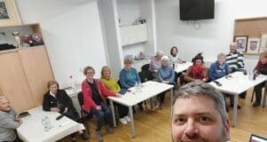 Stariji građani uče napredno koristiti mobitele: Nova radionica na Rabu otvara vrata digitalnom svijetu