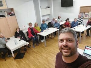 Stariji građani uče napredno koristiti mobitele: Nova radionica na Rabu otvara vrata digitalnom svijetu