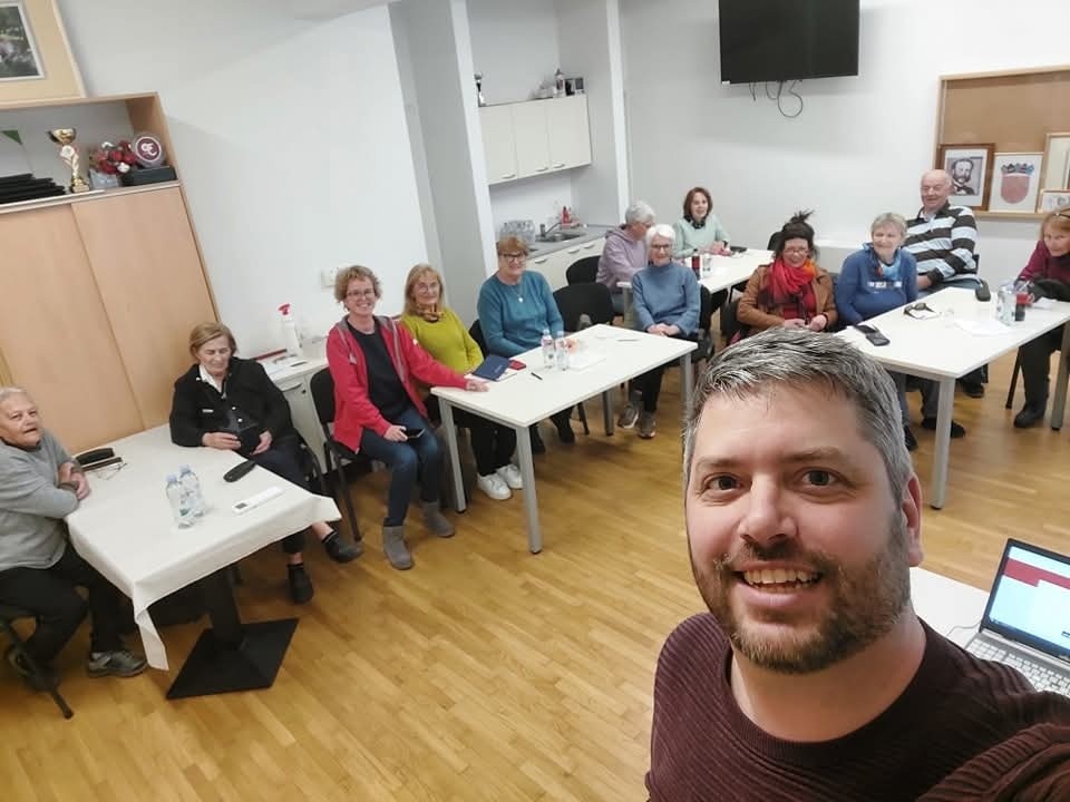 Stariji građani uče napredno koristiti mobitele: Nova radionica na Rabu otvara vrata digitalnom svijetu