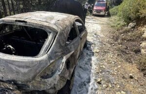 Požar uništio auto talijanskih registracija u Loparu. Vatrogasci spriječili širenje požara na okolnu vegetaciju