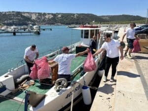 Oko 150 sudionika odazvalo se tradicionalnoj eko akciji u Loparu “Neka školji budu bolji”