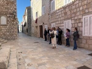 TAJNE RAPSKIH ZIDINA: Što nam požutjeli rukopisi i zaboravljene relikvije govore o pravom identitetu našeg otoka?