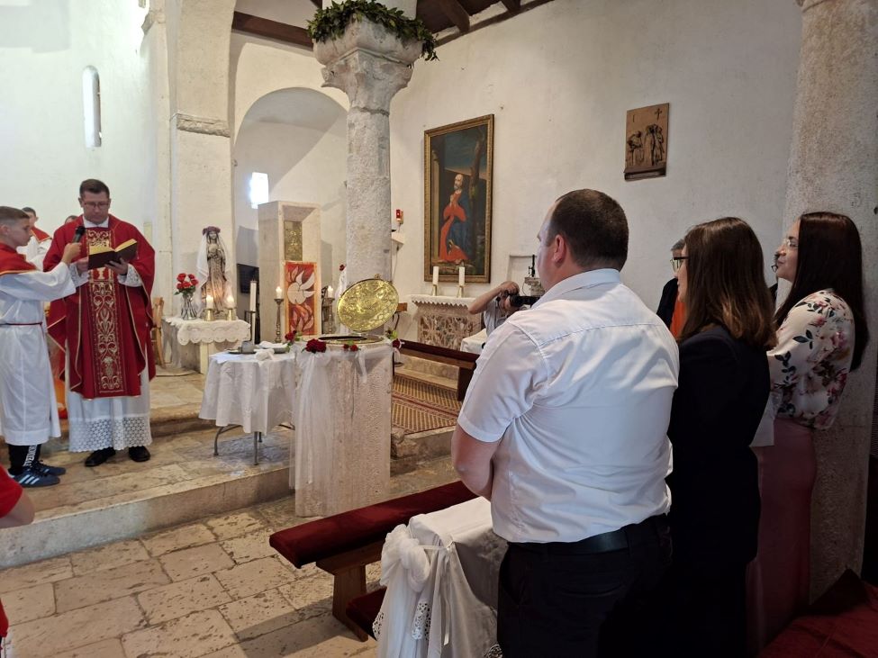 U svjetlu Duha Svetoga proslavljen sakrament krštenja u Supetarskoj Drazi