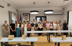 Poziv učenicima odlikašima na dodjelu nagrada u Velikoj vijećnici Grada Raba