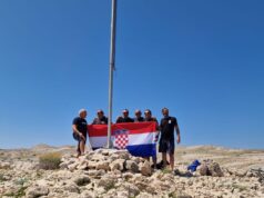 Članovi UDVDR-a Rab zamijenili srušeni stup i podigli hrvatsku zastavu na Mišnjaku