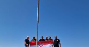 Članovi UDVDR-a Rab zamijenili srušeni stup i podigli hrvatsku zastavu na Mišnjaku