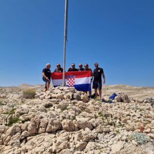 Članovi UDVDR-a Rab zamijenili srušeni stup i podigli hrvatsku zastavu na Mišnjaku