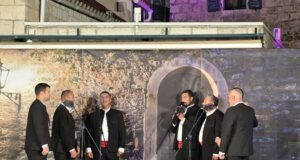 Večeras navijamo za Krijancu – rapska klapa u finalu jubilarnog festivala u Omišu
