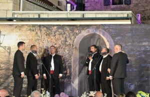 Večeras navijamo za Krijancu – rapska klapa u finalu jubilarnog festivala u Omišu