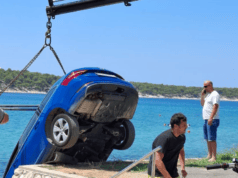 Bizarna nesreća u Barbatu: Automobil sletio s parkinga ispred Beach bara Puntica u plićak