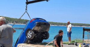 Bizarna nesreća u Barbatu: Automobil sletio s parkinga ispred Beach bara Puntica u plićak