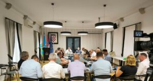 Rebalans od 20,9 milijuna eura, sigurnost vode i nova linija za Lošinj obilježili 9. sjednicu Gradskog vijeća Raba