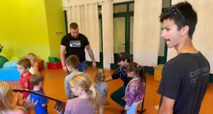 Spoj rocka i oktana: Bend Purple Orange i Moto klub Rab razveselili mališane u Dječjem vrtiću “Pahuljica”