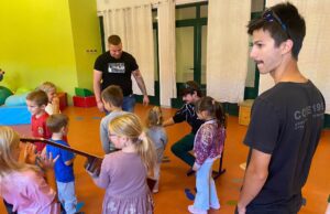 Spoj rocka i oktana: Bend Purple Orange i Moto klub Rab razveselili mališane u Dječjem vrtiću “Pahuljica”