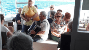 Izlet rapskih umirovljenika: 110 članova Udruge brodom “Eros” posjetilo Pag