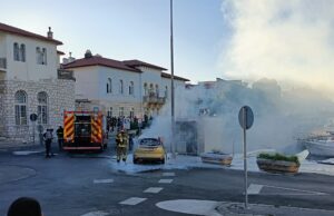 Požar na ulazu u Luku Rab: Automobil u potpunosti izgorio, brza reakcija vatrogasaca spriječila širenje vatre na okolne objekte