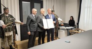 Marku Perkoviću Thompsonu uručeno priznanje počasnog građanina Raba