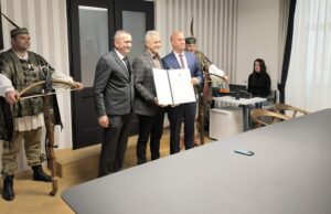 Marku Perkoviću Thompsonu uručeno priznanje počasnog građanina Raba