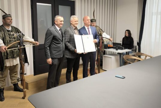 Marku Perkoviću Thompsonu uručeno priznanje počasnog građanina Raba